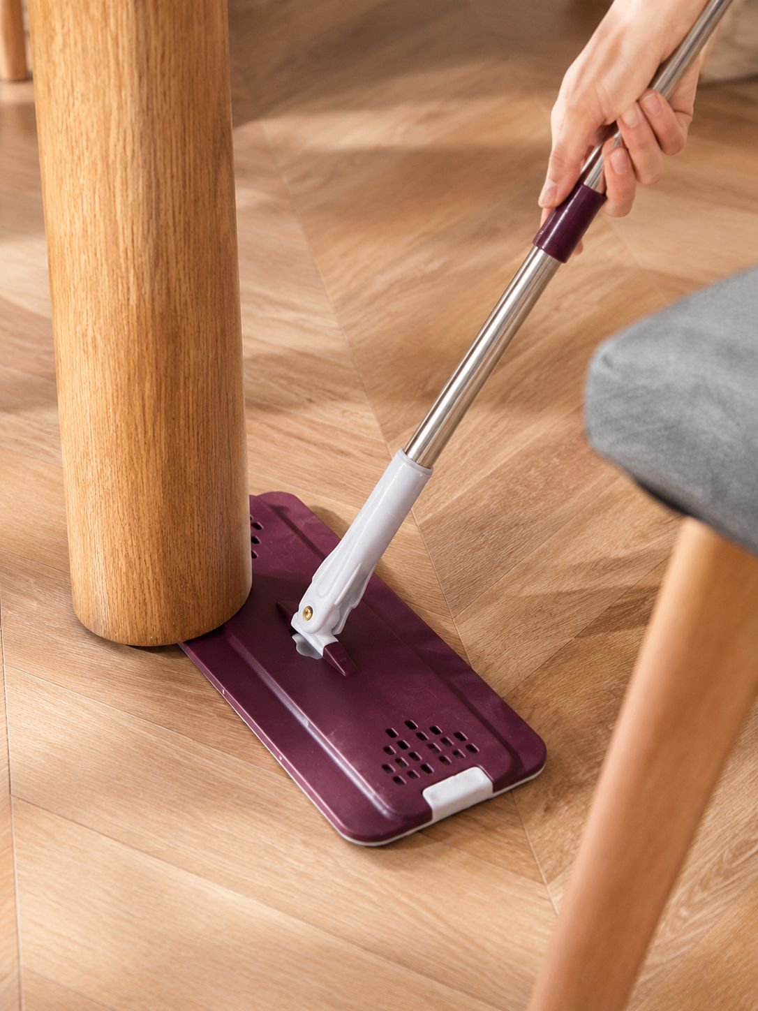 Lightweight mop with extendable handle for home use