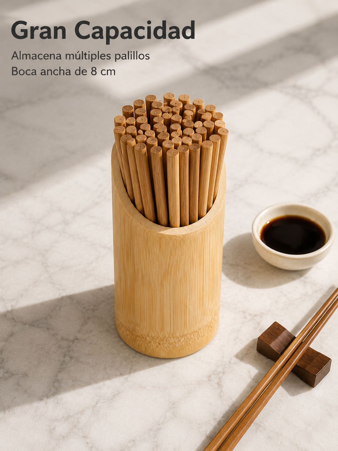 Soporte de bambú para cubiertos sobre la mesa