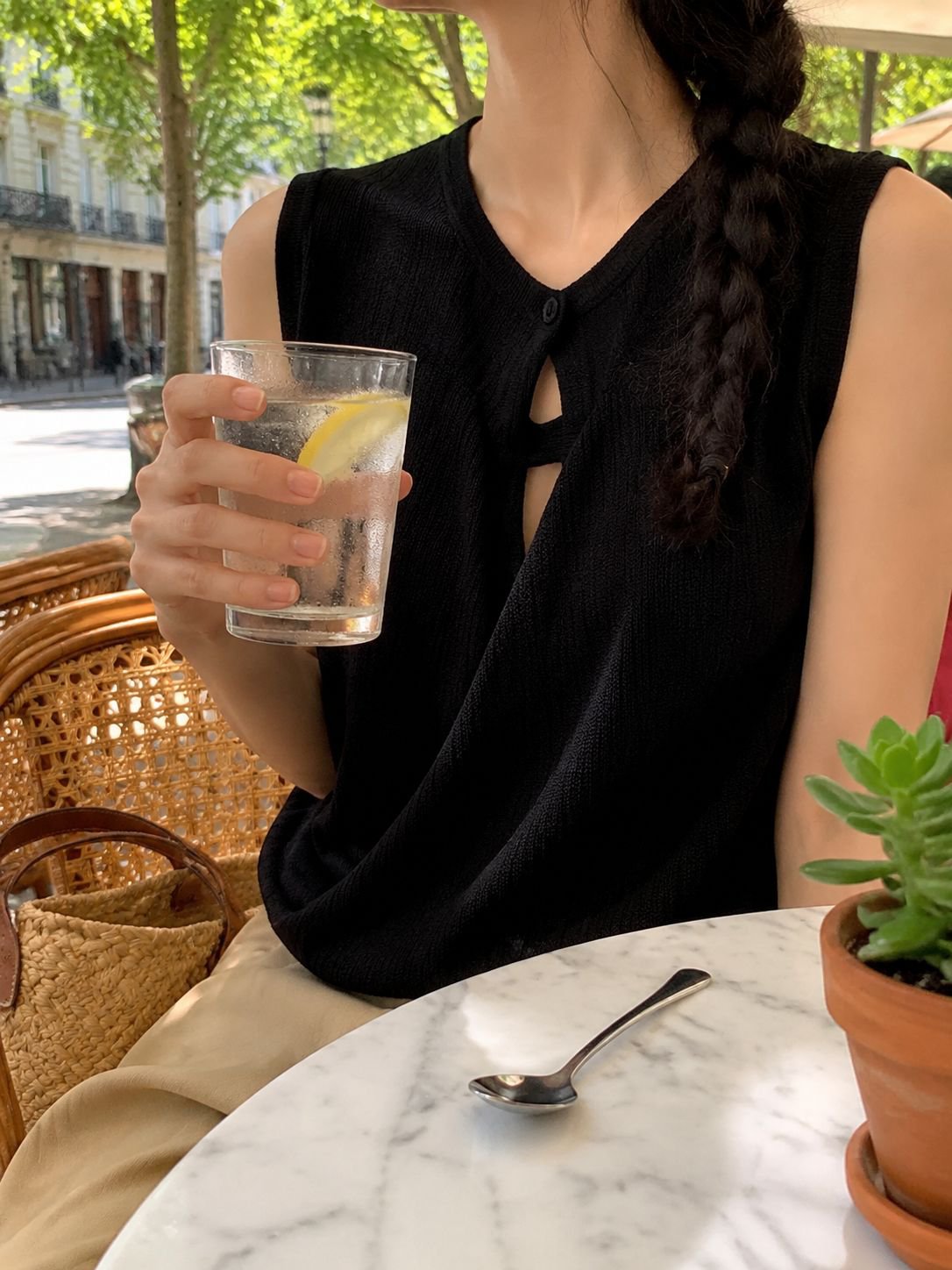 Tenue décontractée estivale avec haut en soie glacée