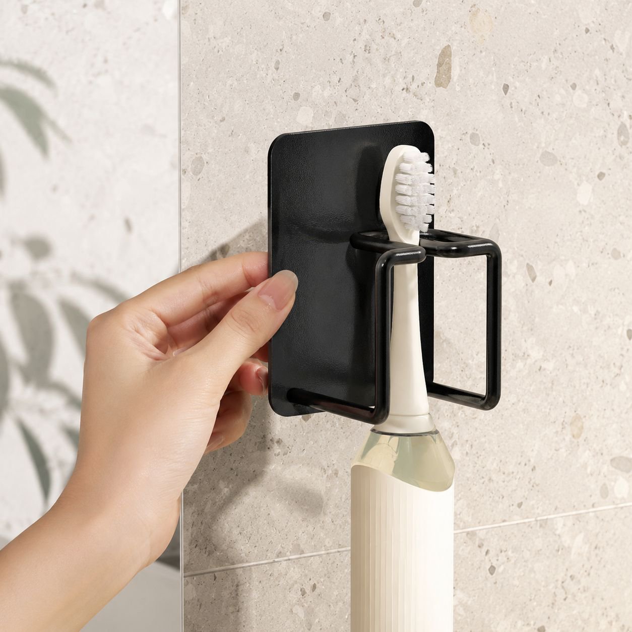 Rangement organisé des brosses à dents dans la salle de bain