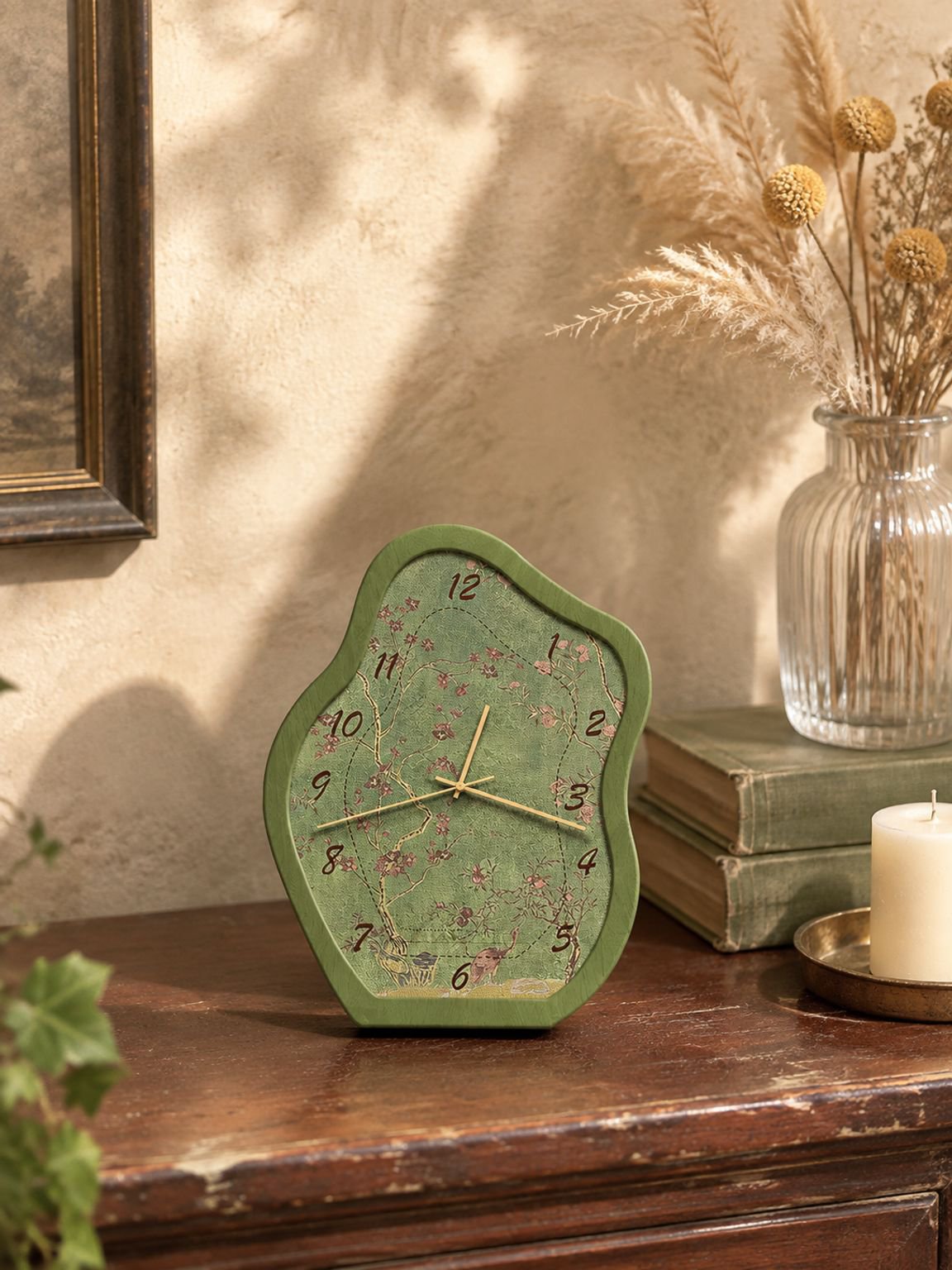 Reloj de escritorio con diseño natural y paisaje verde