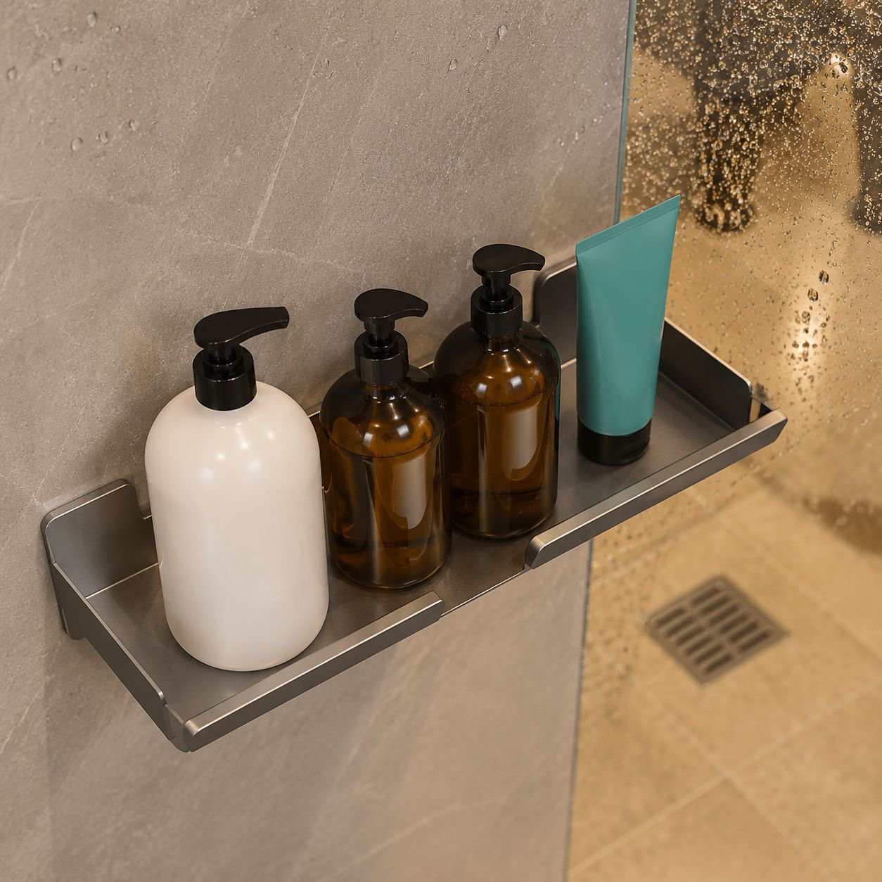 Estante de baño montado en la pared con gel de ducha y champú