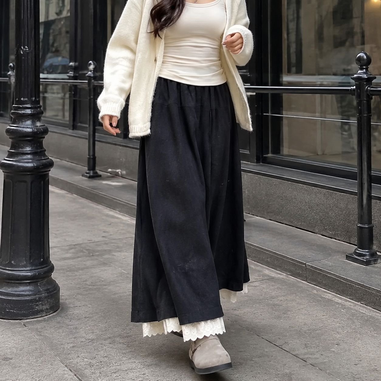 Pantalón-falda slim fit de encaje y borlas en gris oscuro de cintura alta