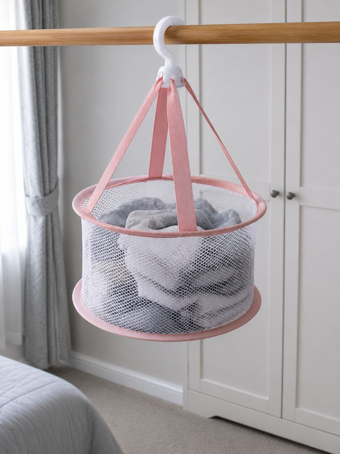 Collapsible clothes drying mesh basket for travel