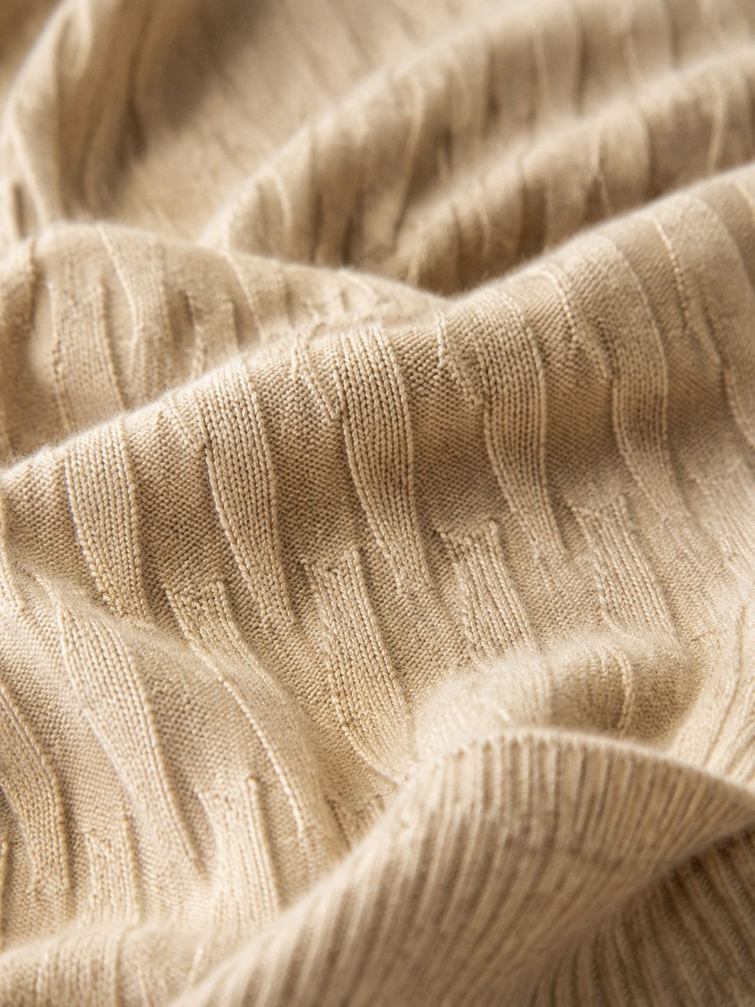 Zoom sur la texture en maille côtelée du top