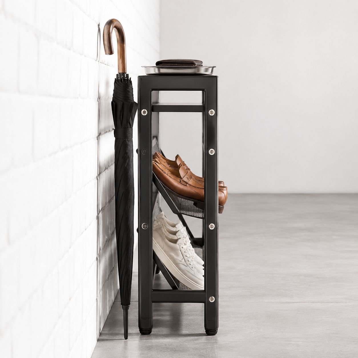 Space-saving assembly shoe cabinet with ventilation