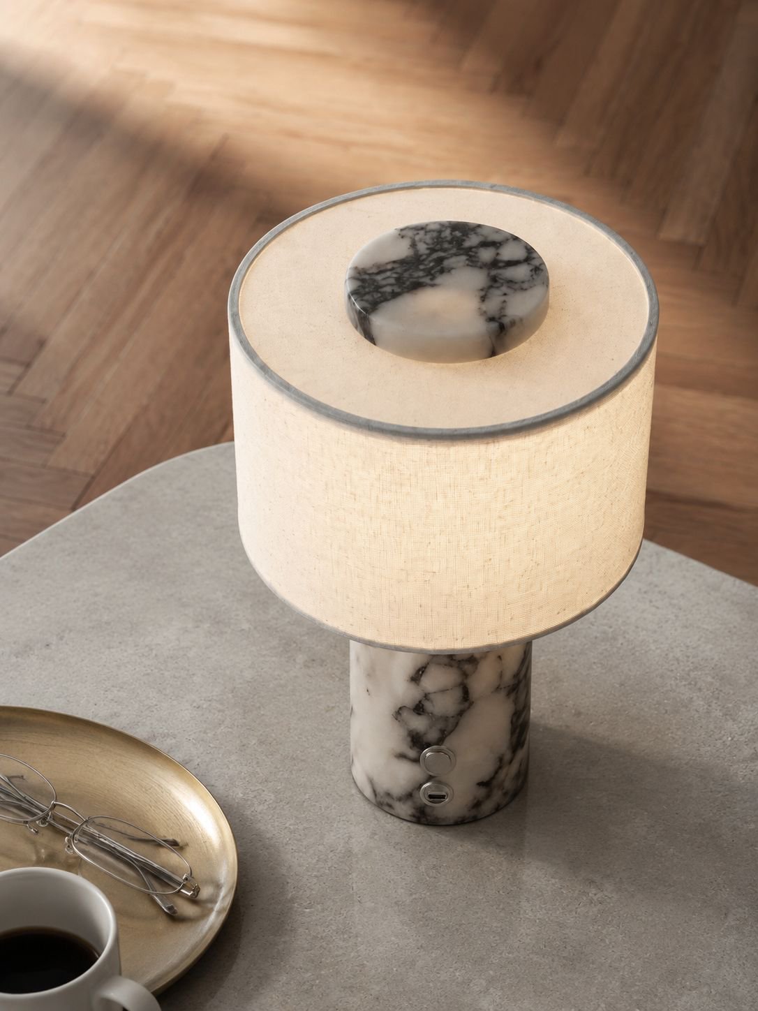Lámpara de mesa portátil sobre mesa de comedor contemporánea