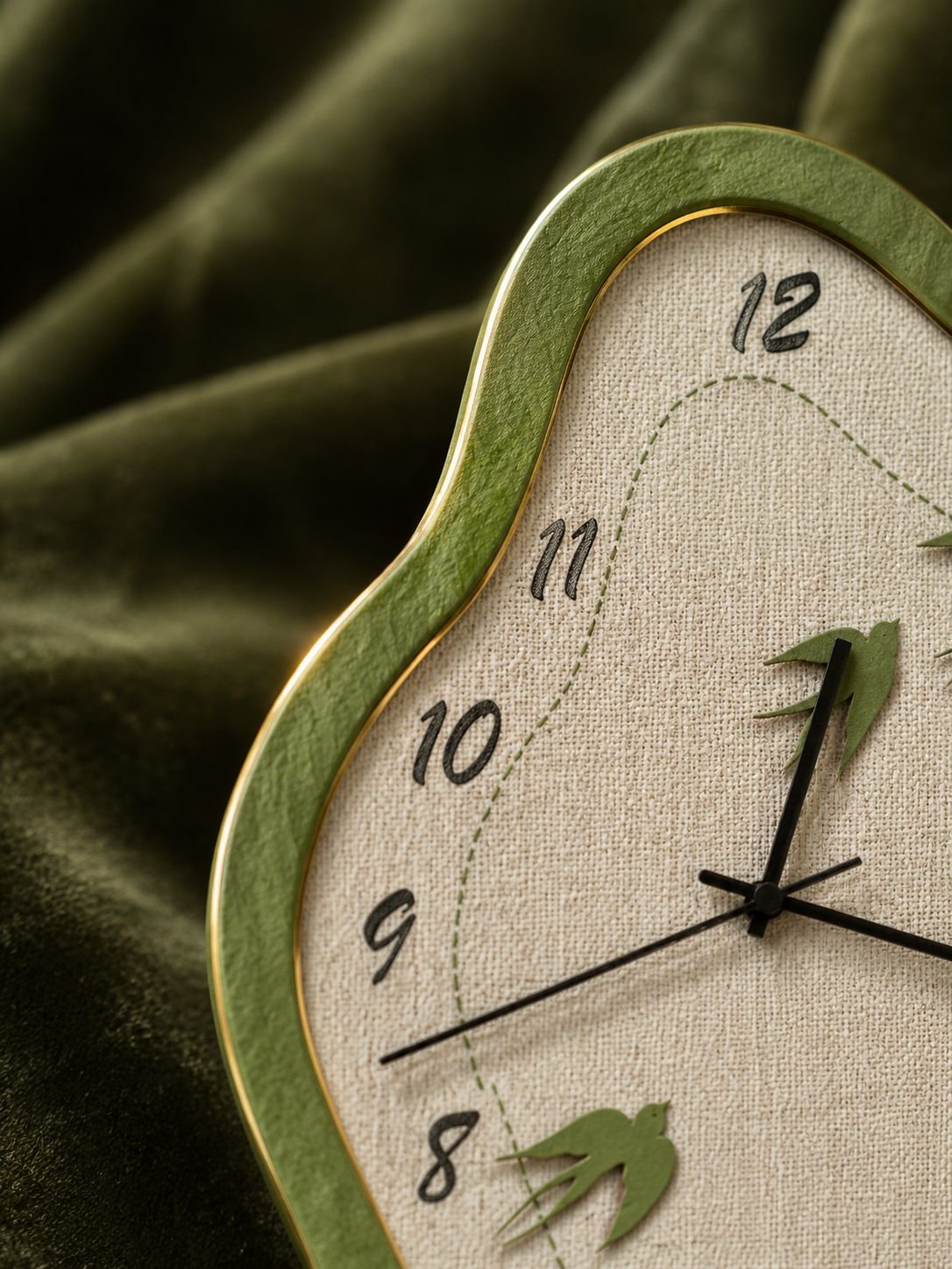 Reloj de mesa decorativo con paisaje verde