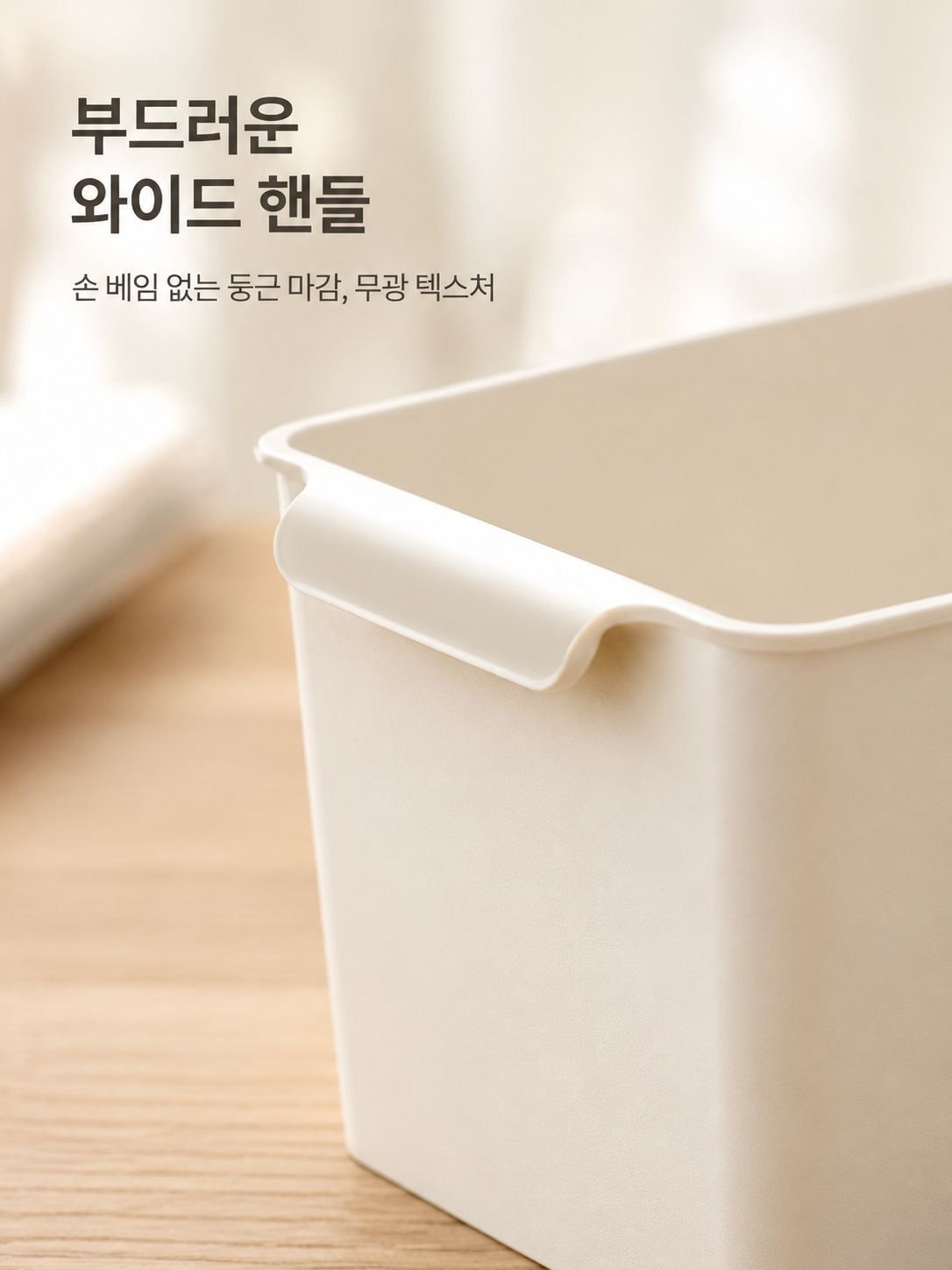 다양한 소품이 들어있는 직사각형 수납함