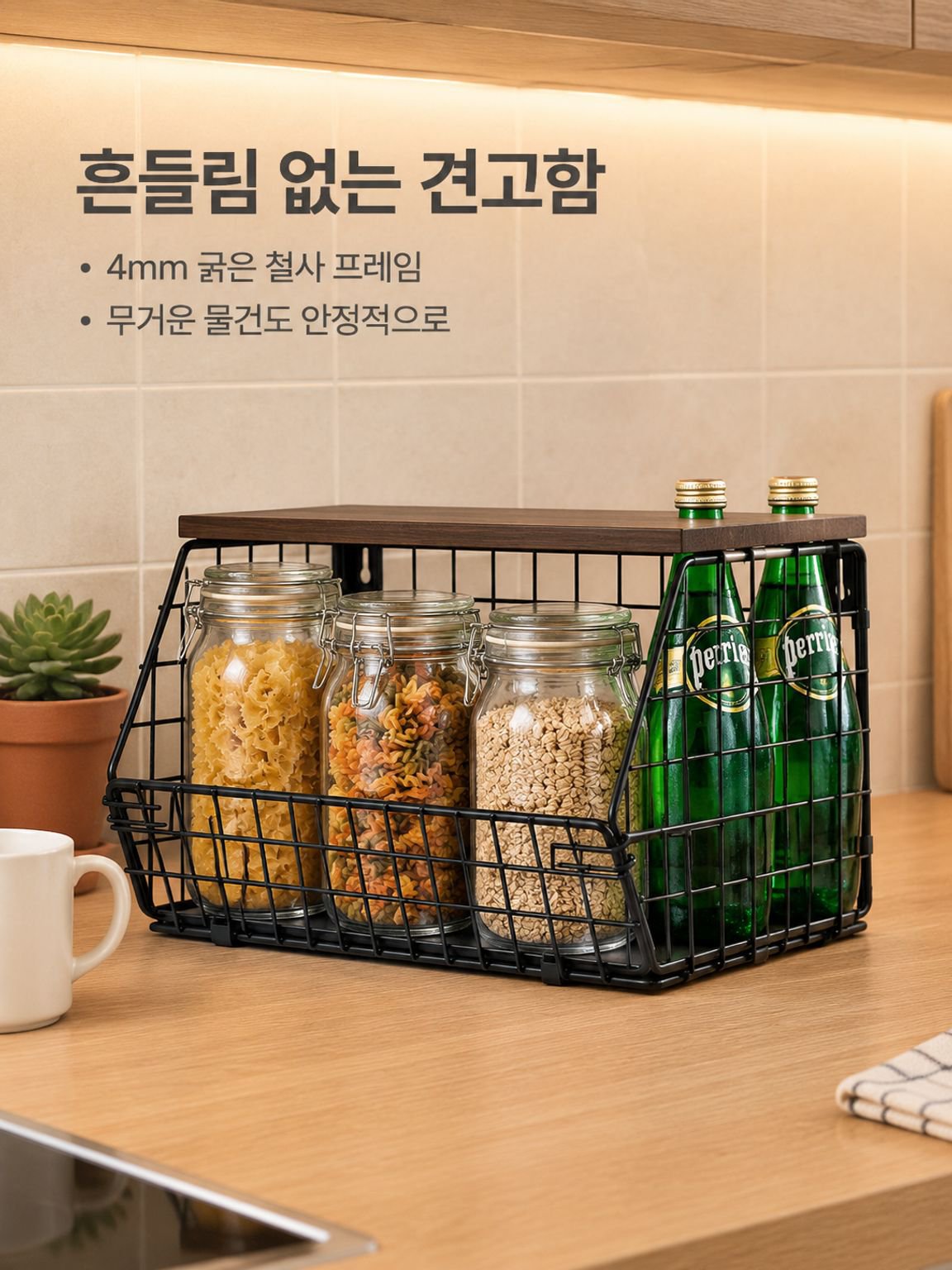 두꺼운 철제와 나무로 만든 수납장