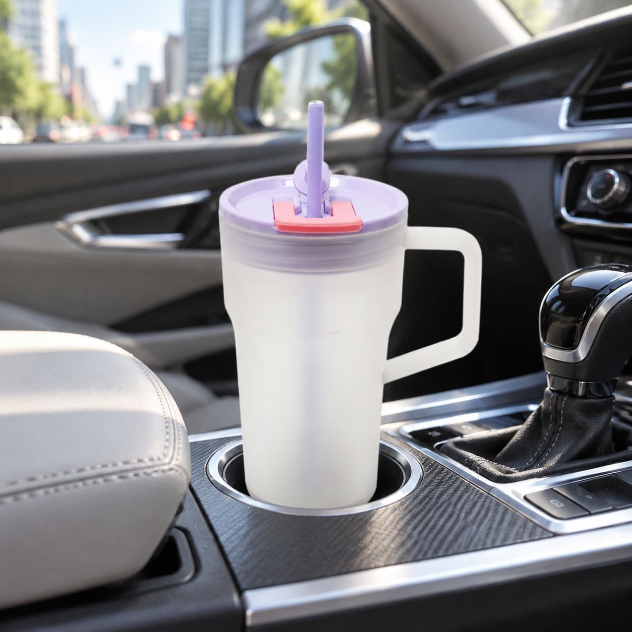 Stylischer Becher mit zwei Trinköffnungen und Strohhalm