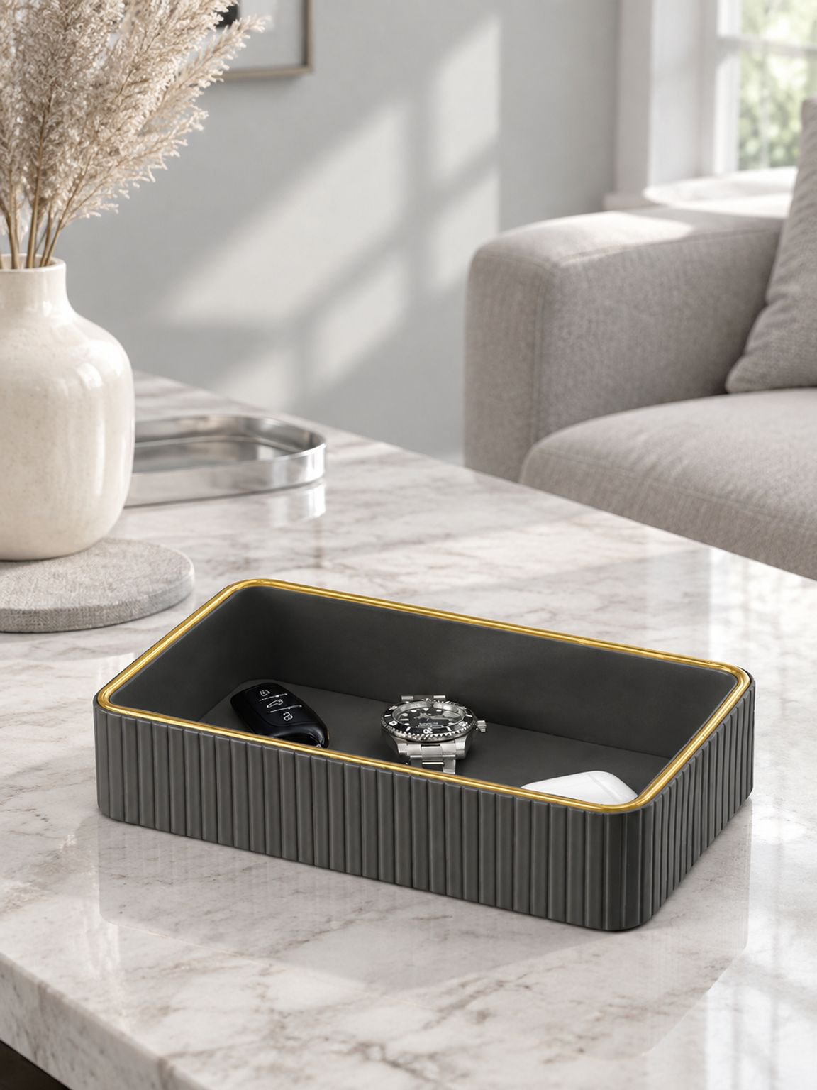 Luxuriöse cremeweiße Aufbewahrungsbox für Schmuck geöffnet
