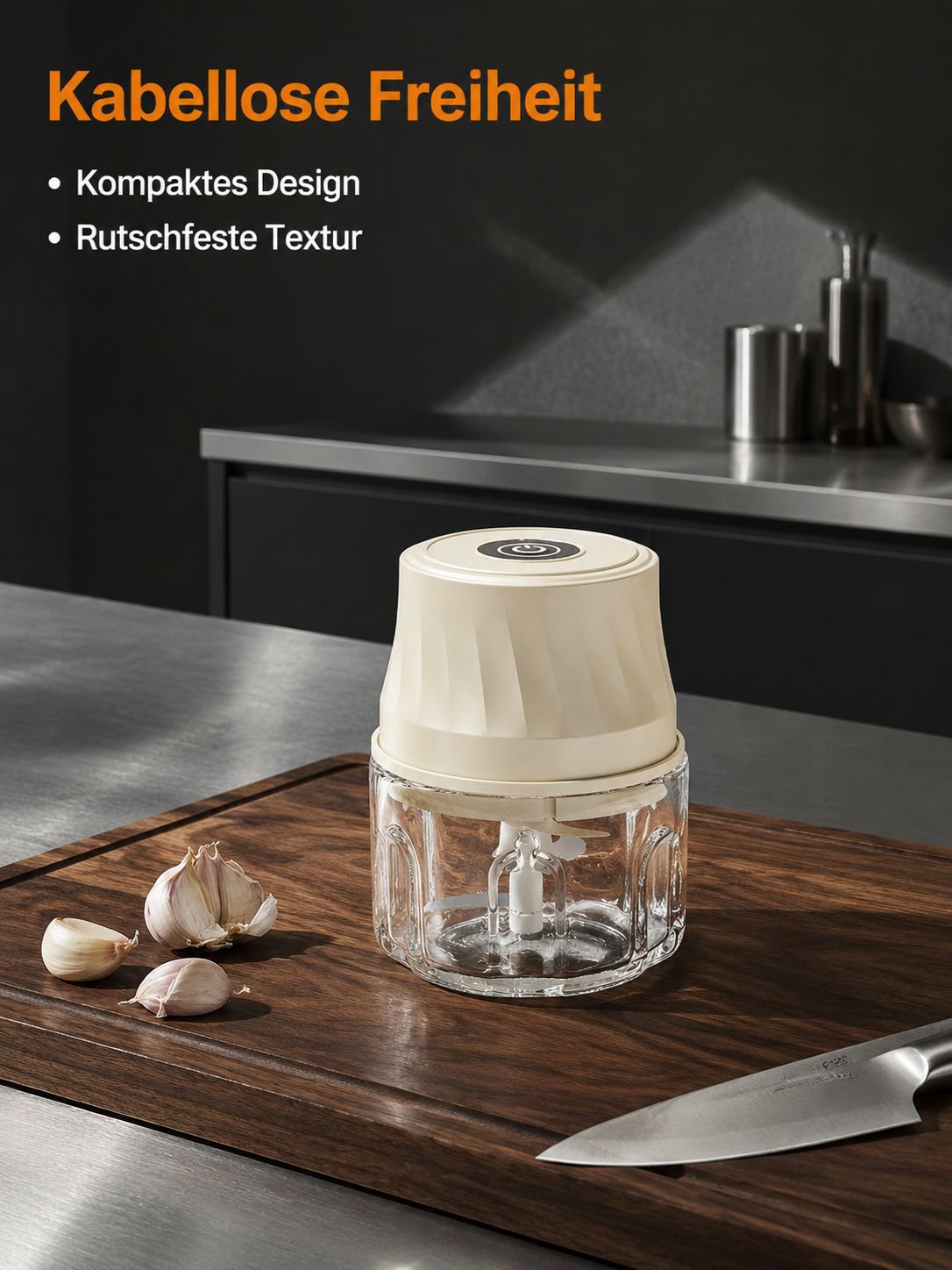 Mini elektrischer Knoblauch- und Fleischzerkleinerer in moderner Küche