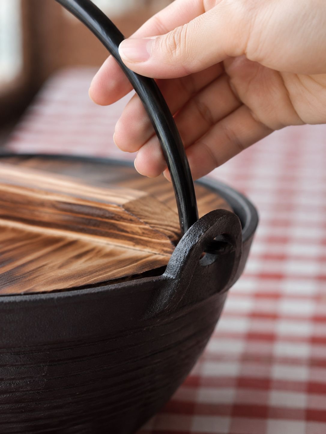 JS sukiyaki pot in traditional Japanese dining setting