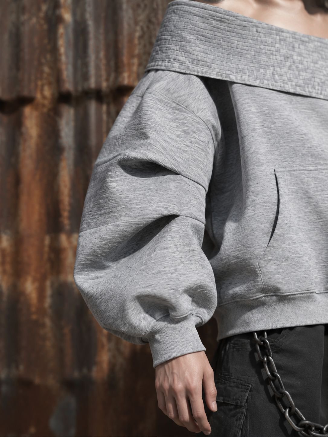 Amerikanischer Oversize Hoodie Damen Grau mit schräger Schulter, Streetwear im Dystopie-Stil