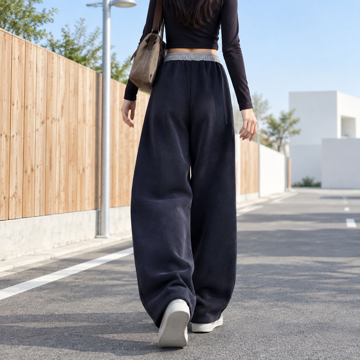 ゆったりシルエットのレディースパンツ