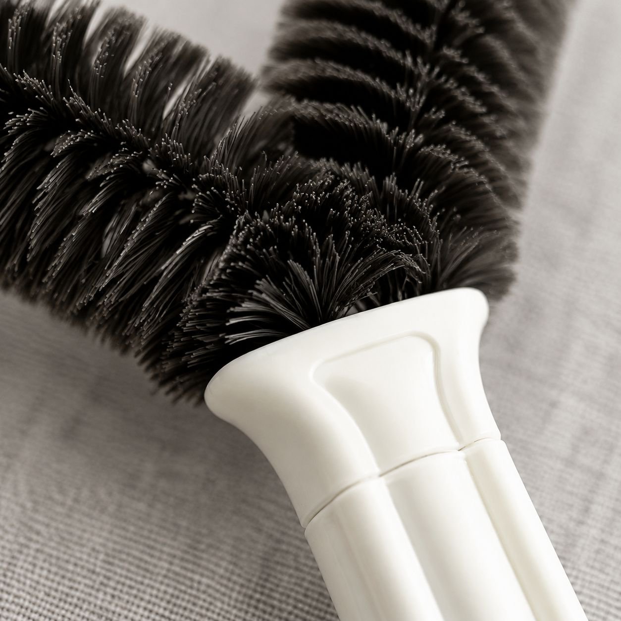 Ergonomic handle of Japan Made Mesh Brush