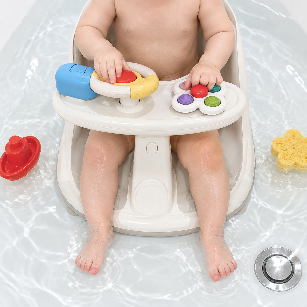 Badesitz mit buntem Spielzeug für Babys