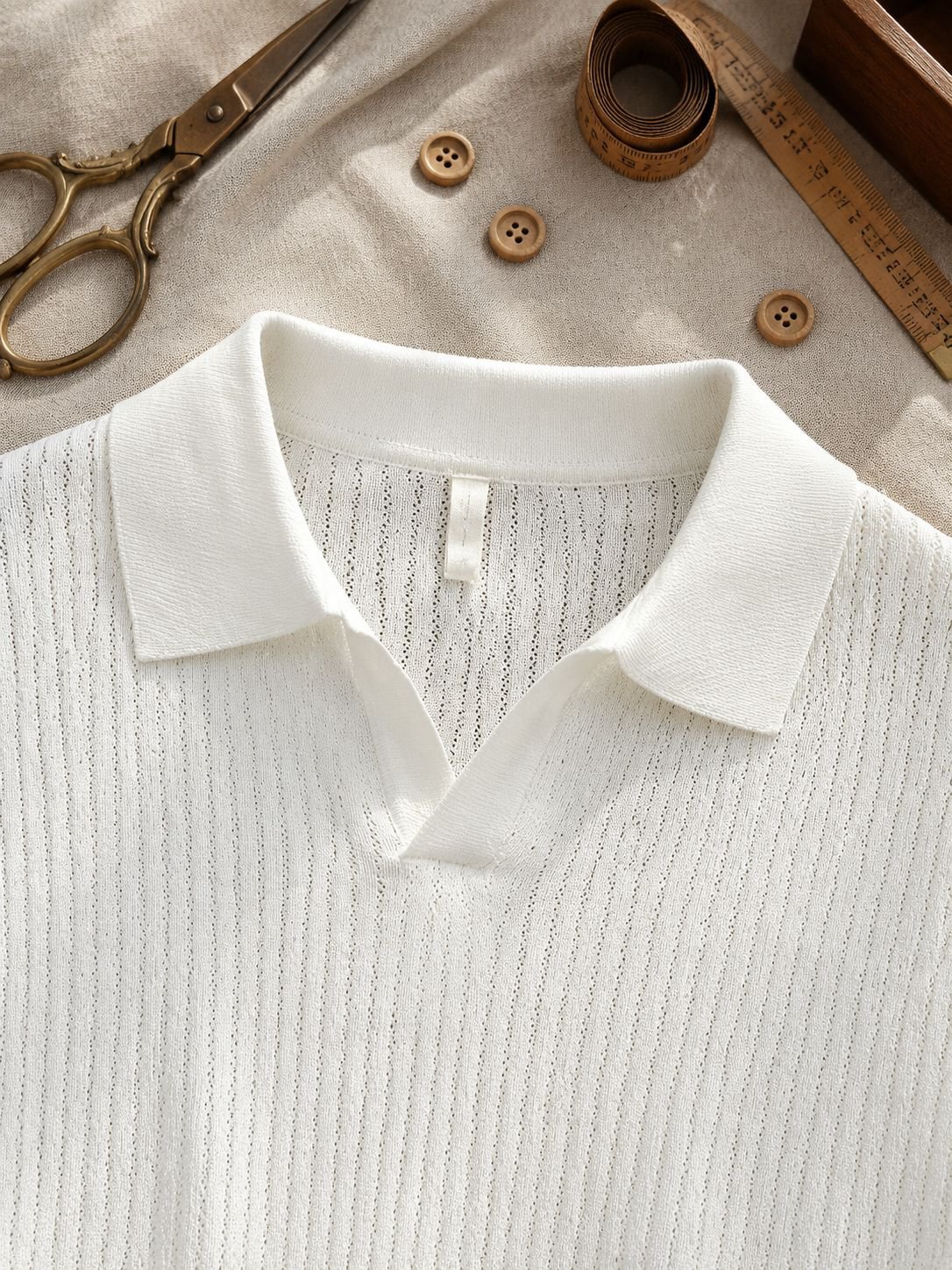 Vue de face du polo en maille à col V pour homme