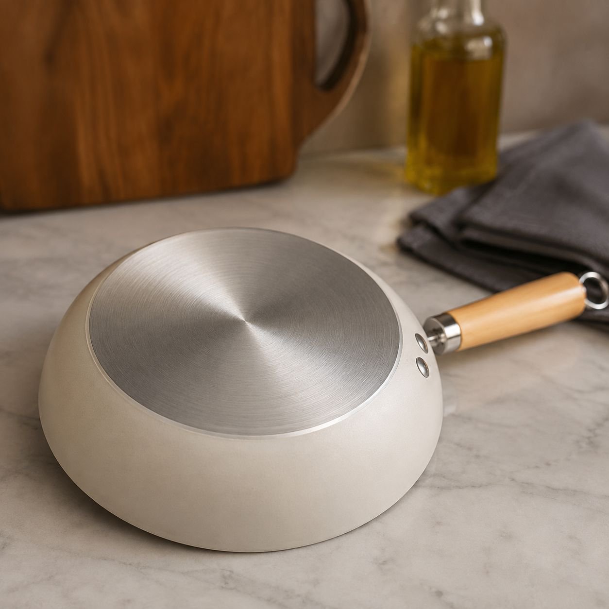 Healthy cooking with non-toxic ceramic frying pan