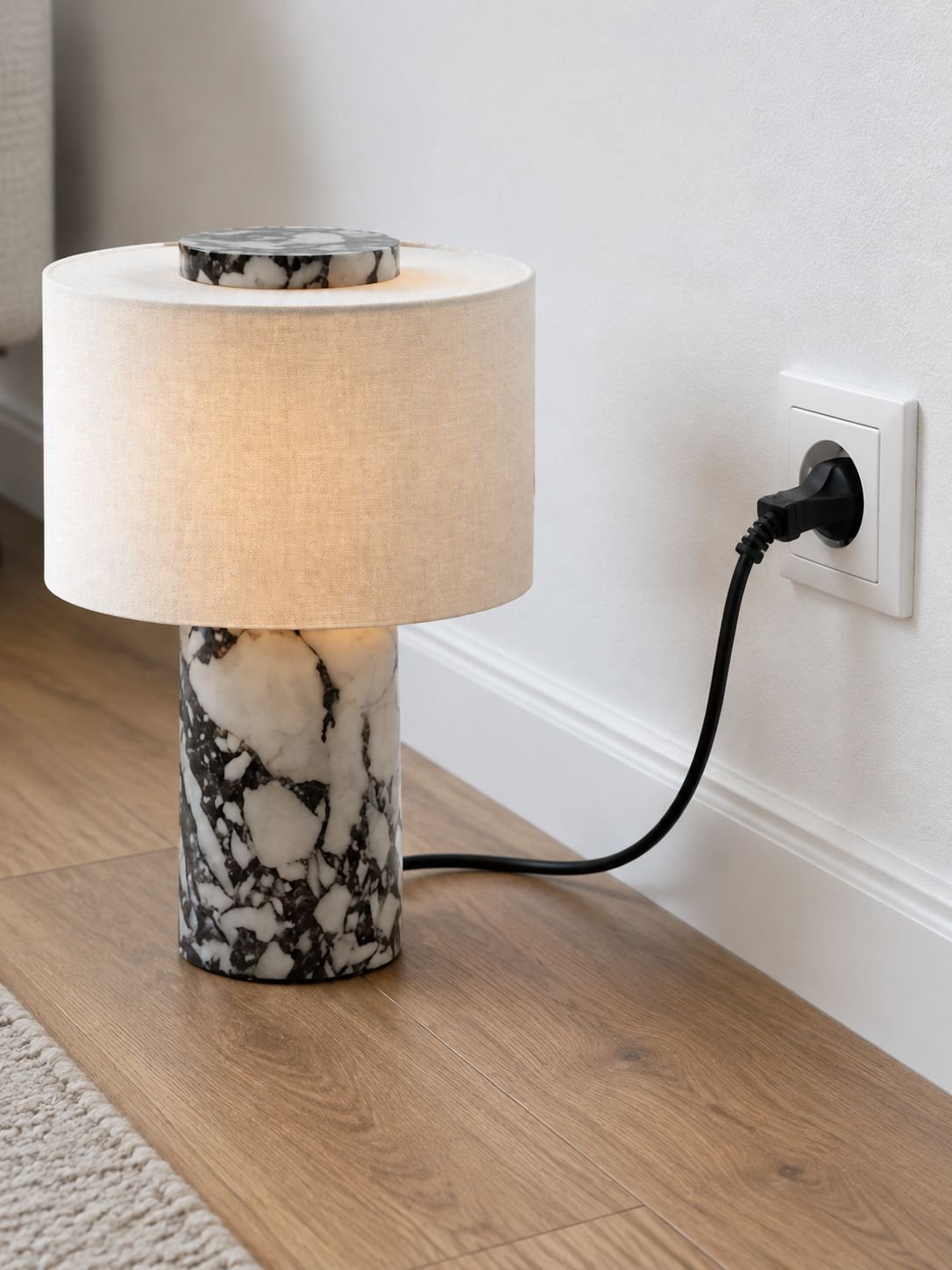 Exklusive Ambiente Tischlampe in einem eleganten Raum