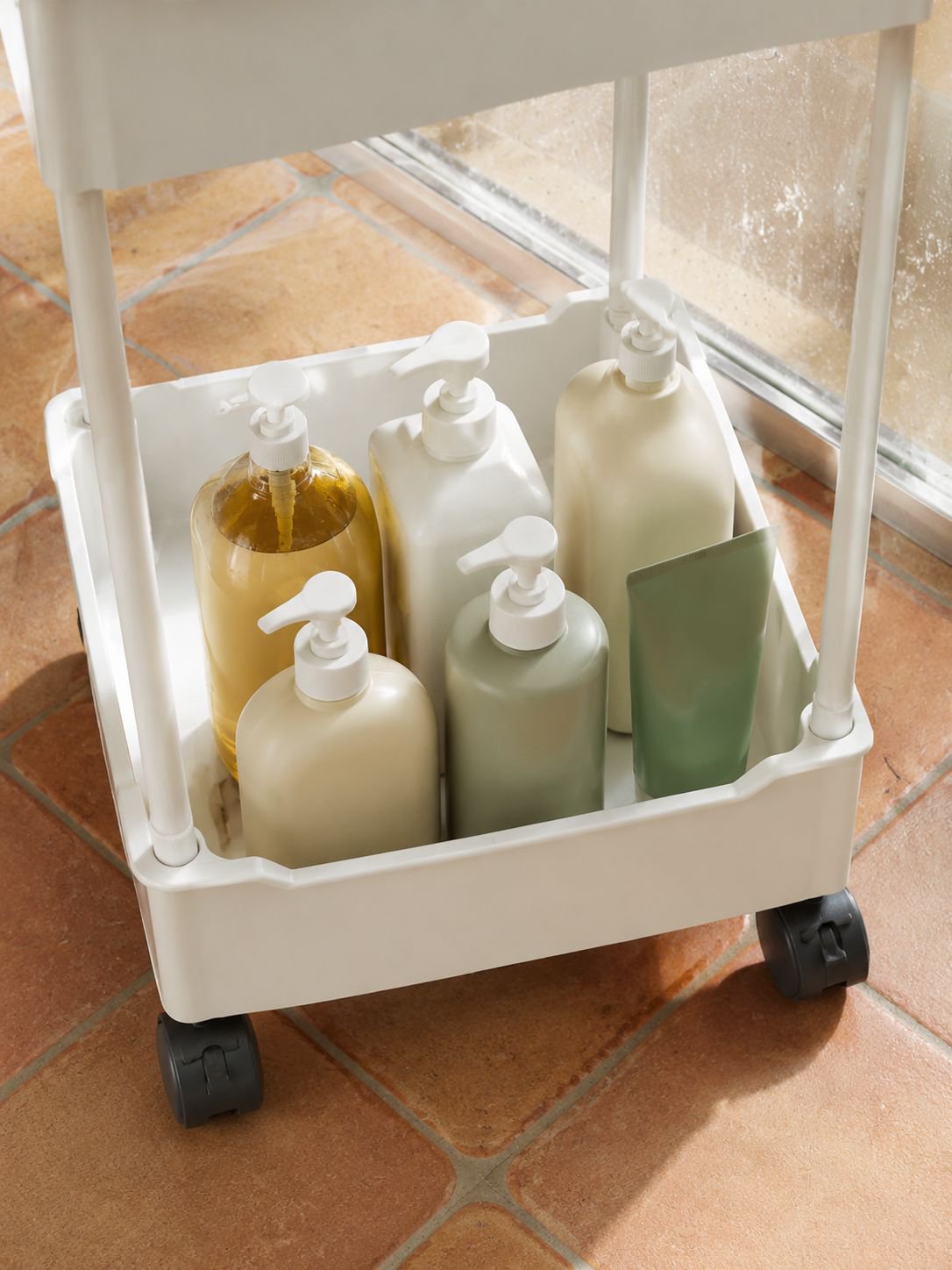 Carro de almacenamiento de varios niveles para baño en uso