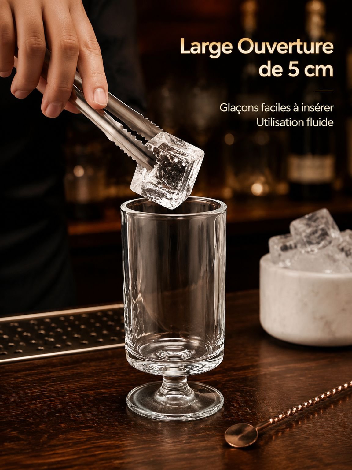 Verre à pied pour jus de fruits sur une table