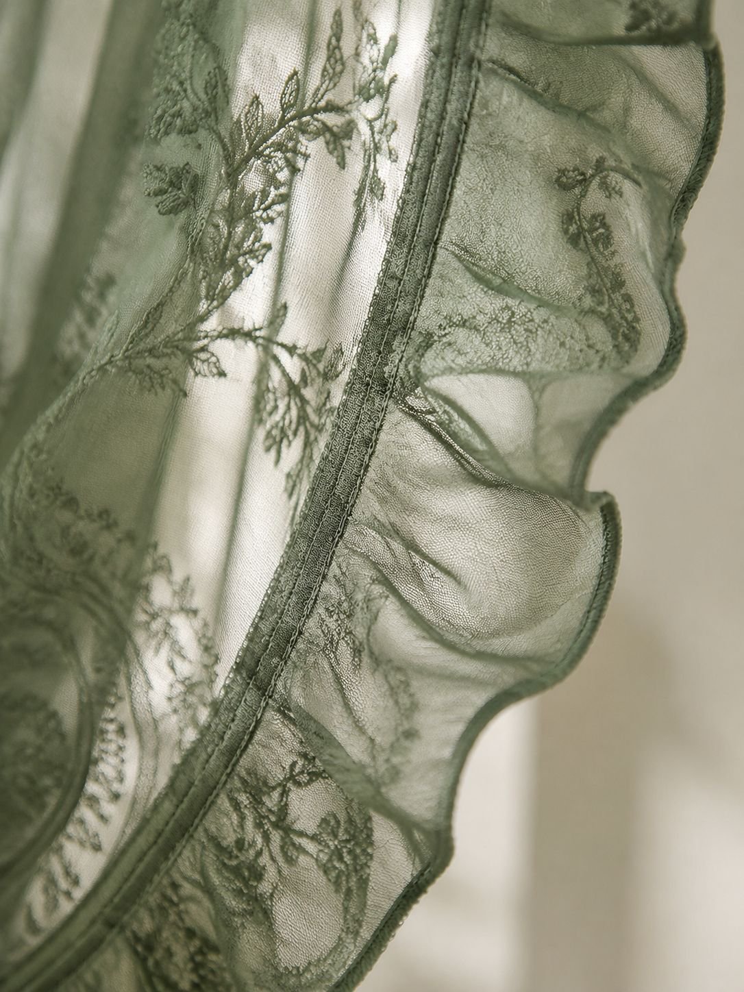 Elegante Fensterdekoration für Wohnzimmer im Landhausstil