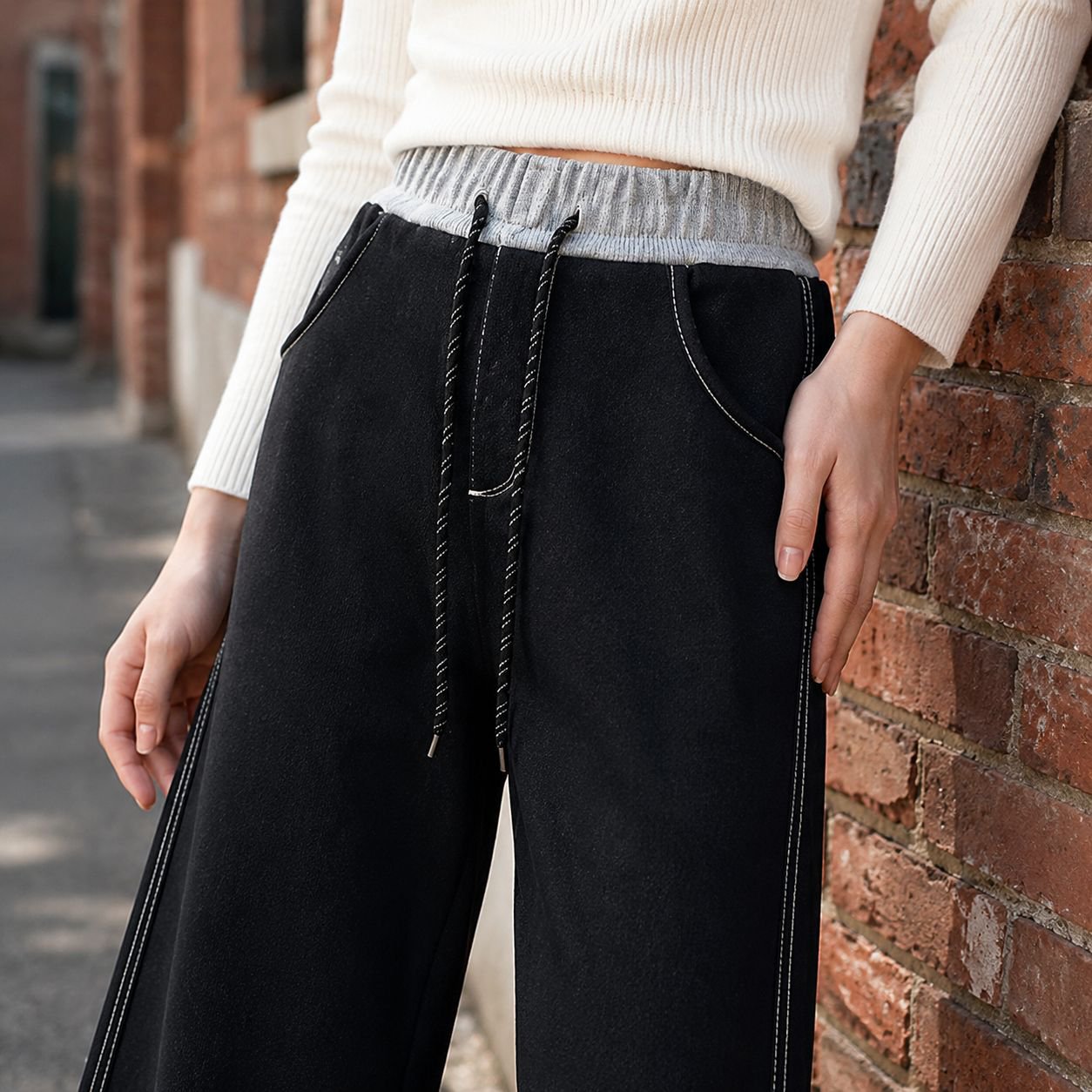 Cierre y detalles de los pantalones denim chinos rectos