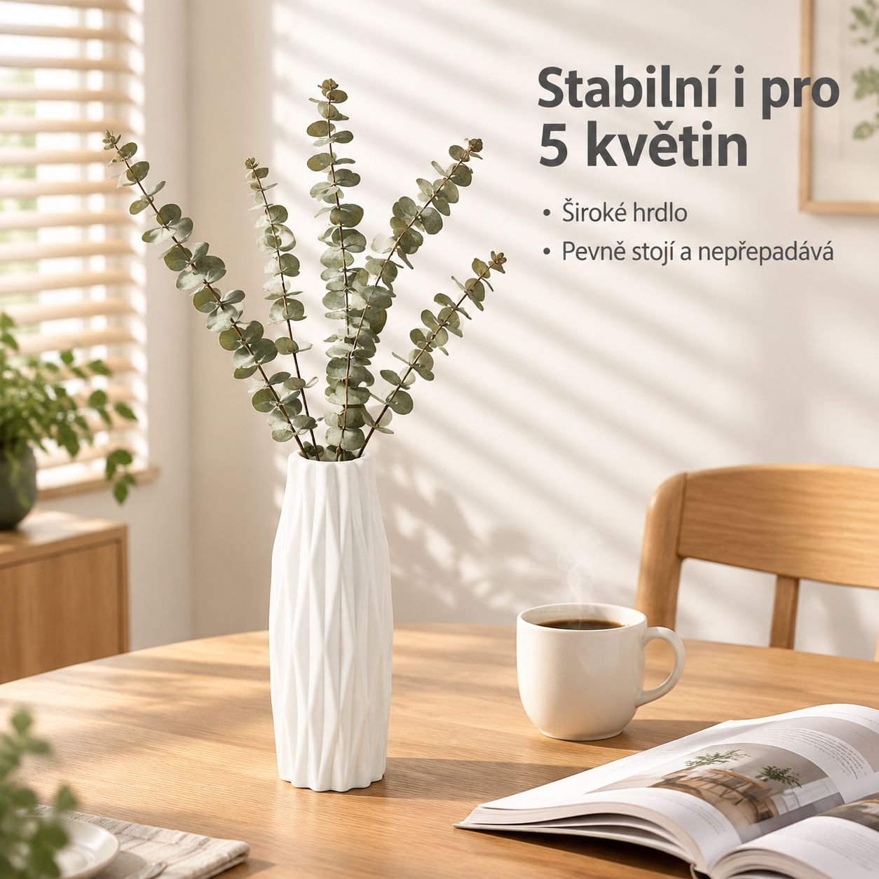 Váza s umělými květinami na ozdobu
