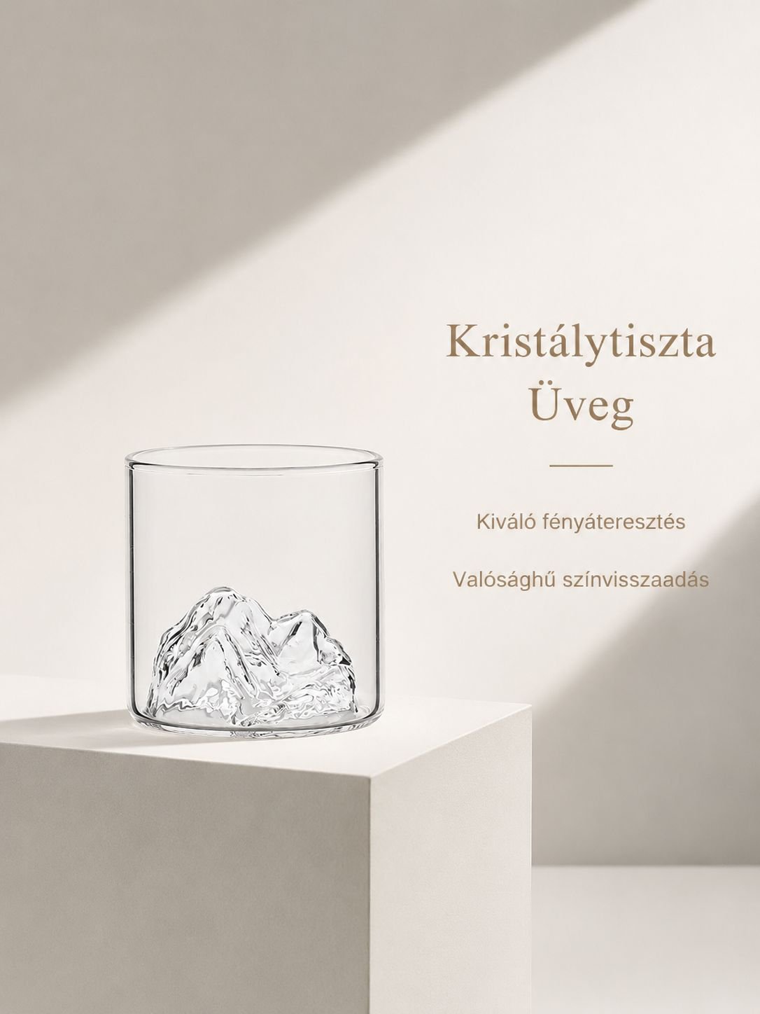 Whisky pohár elegáns asztalon