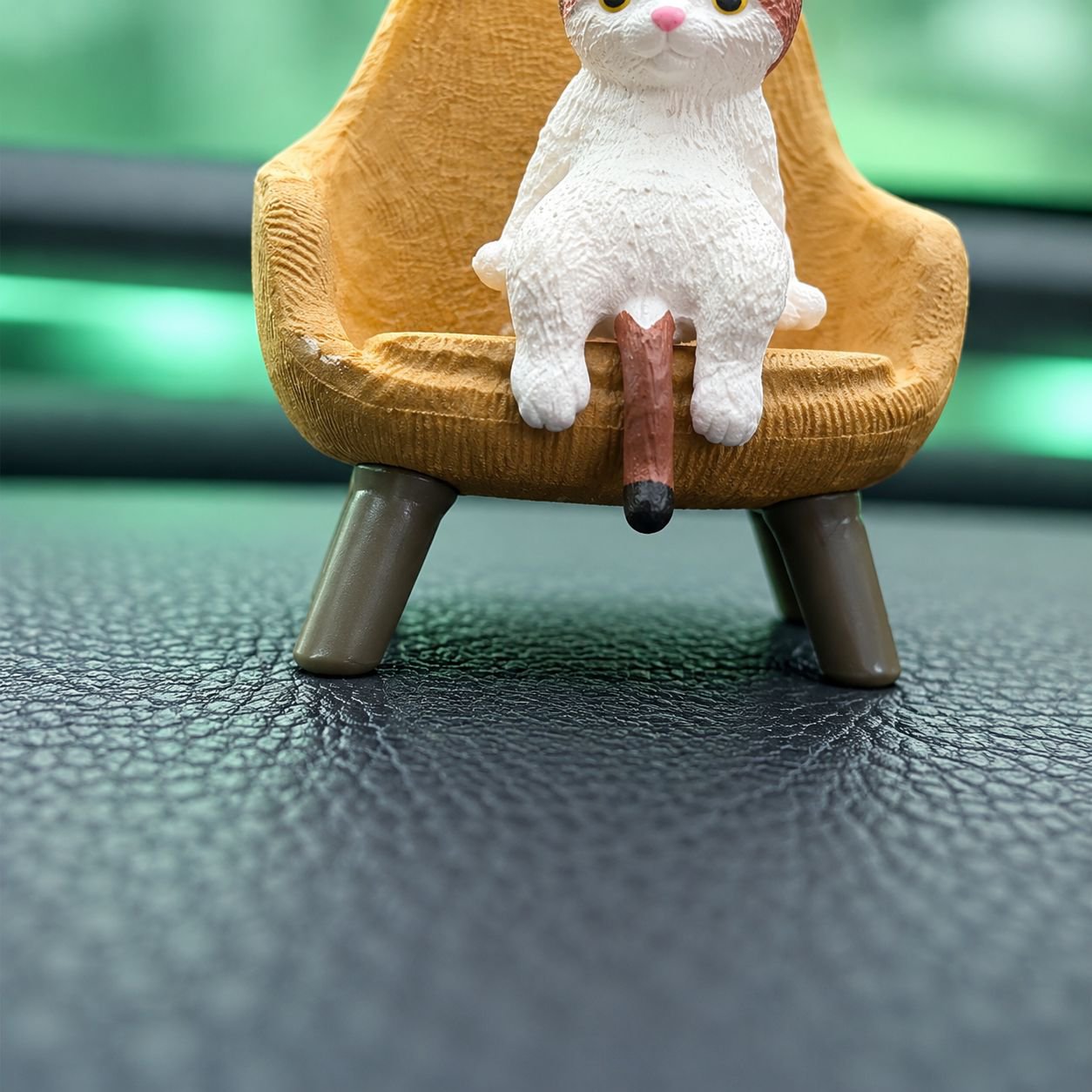ダッシュボードに置いた猫の車内飾り