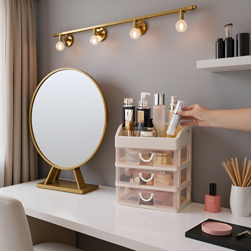 Kleine transparente Aufbewahrungsbox mit Schublade für Kosmetik und Lippenstift auf dem Schreibtisch