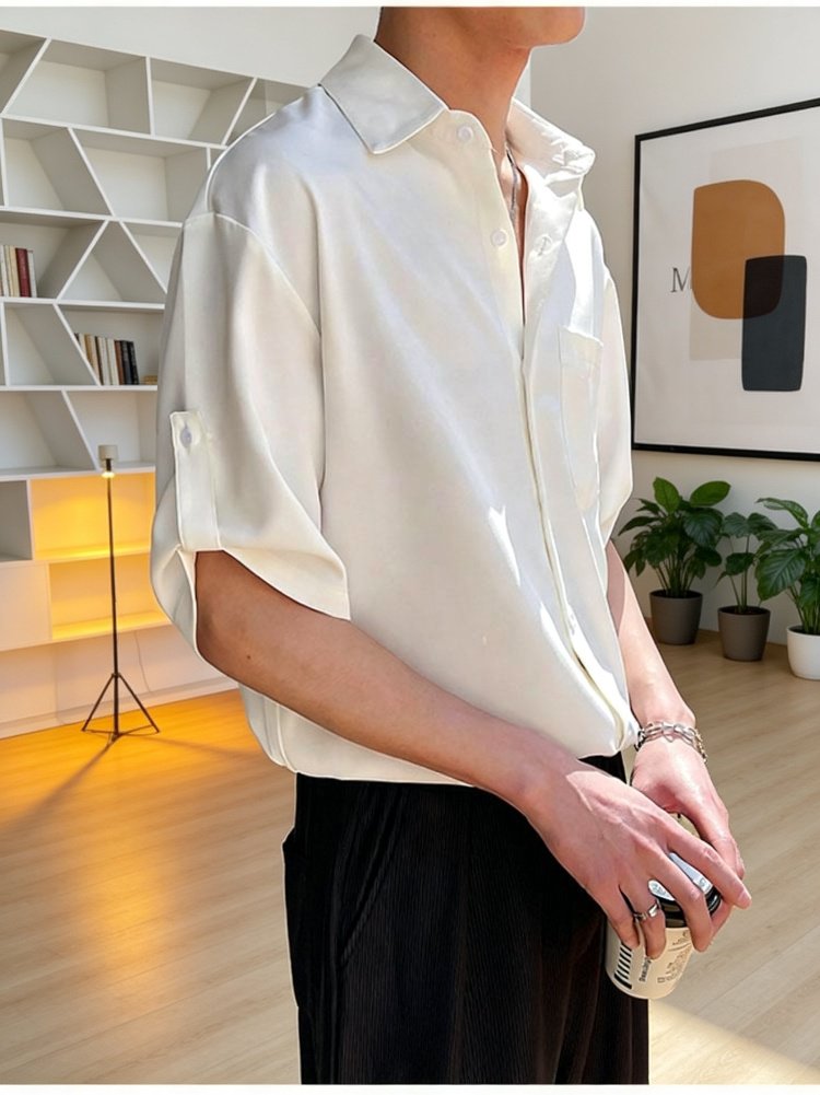 시원한 소재의 남성 7부 소매 셔츠 착용 샷