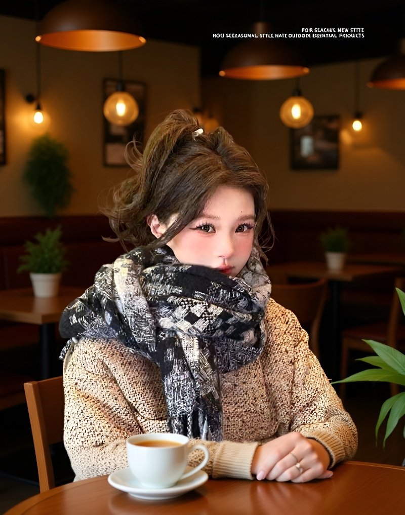 남성 모델이 착용한 따뜻한 니트 머플러