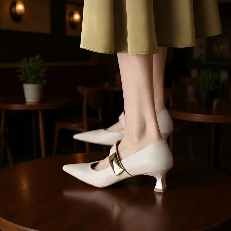 굽 높이가 돋보이는 메리 제인 하이힐