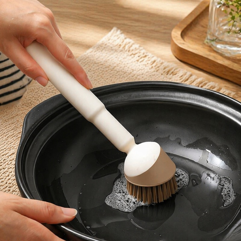 Cepillo multiusos para cocina con mango largo en uso
