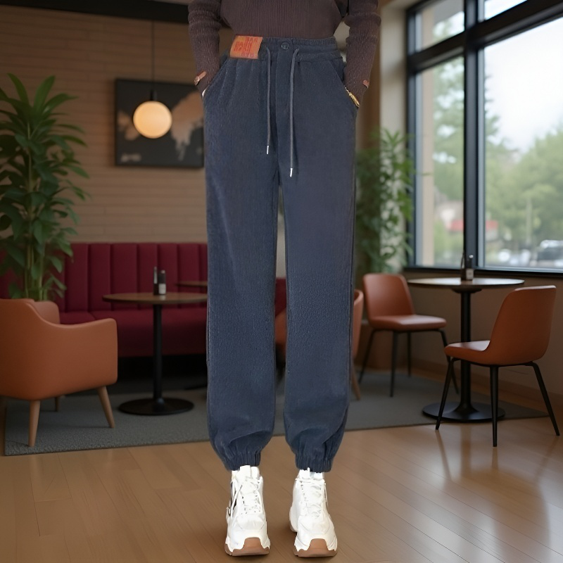 배기 팬츠로 편안한 캐주얼 룩 연출