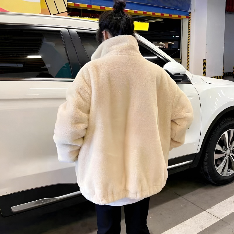 고급스러운 퍼와 기모 소재 여성 코트