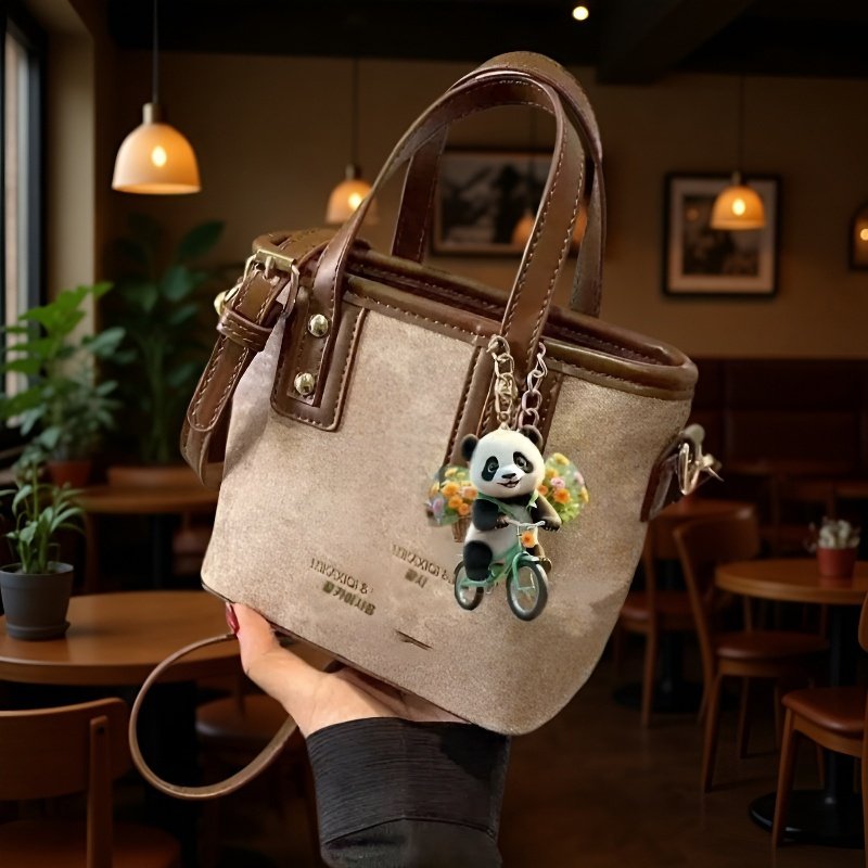 자동차 후방 미러에 걸린 판다 장식