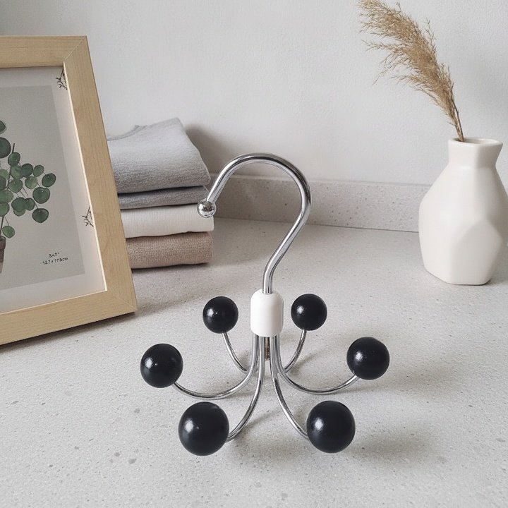 Durable wall-mounted 6-hook hanger for home organization