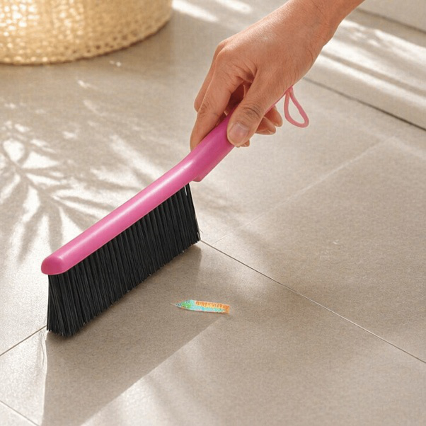 Cepillo eliminando polvo de un sofá