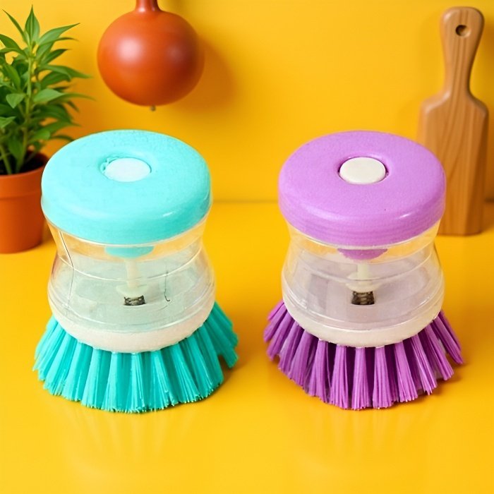 Küchenbürste mit Seifenspender beim Reinigen von Tellern