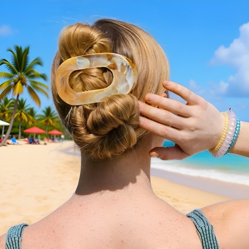 여성 머리에 착용한 헤어 클립