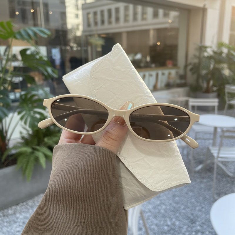 Lunettes de soleil au style simple et chic pour femme
