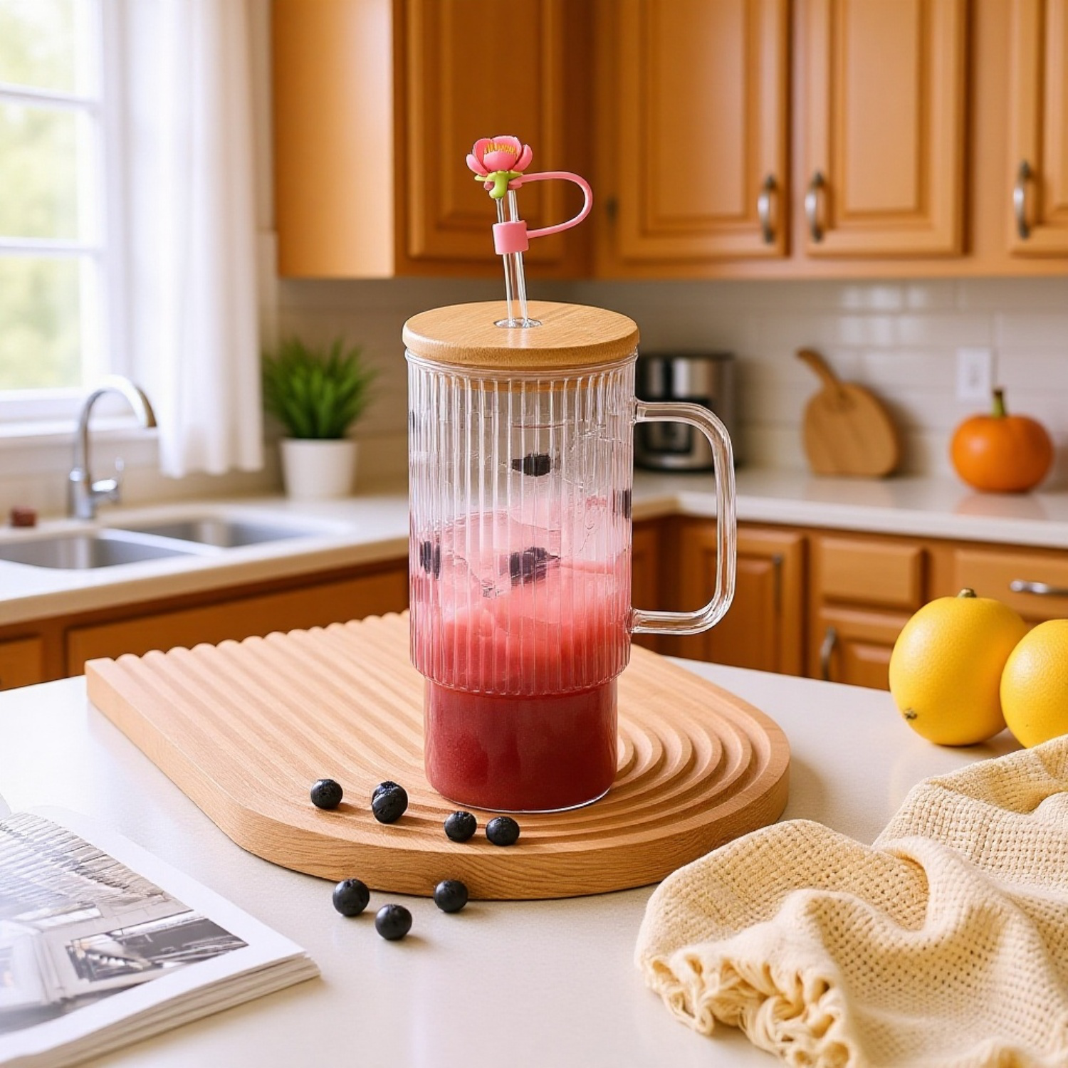 桜デザインのストローケースを手に持つ様子