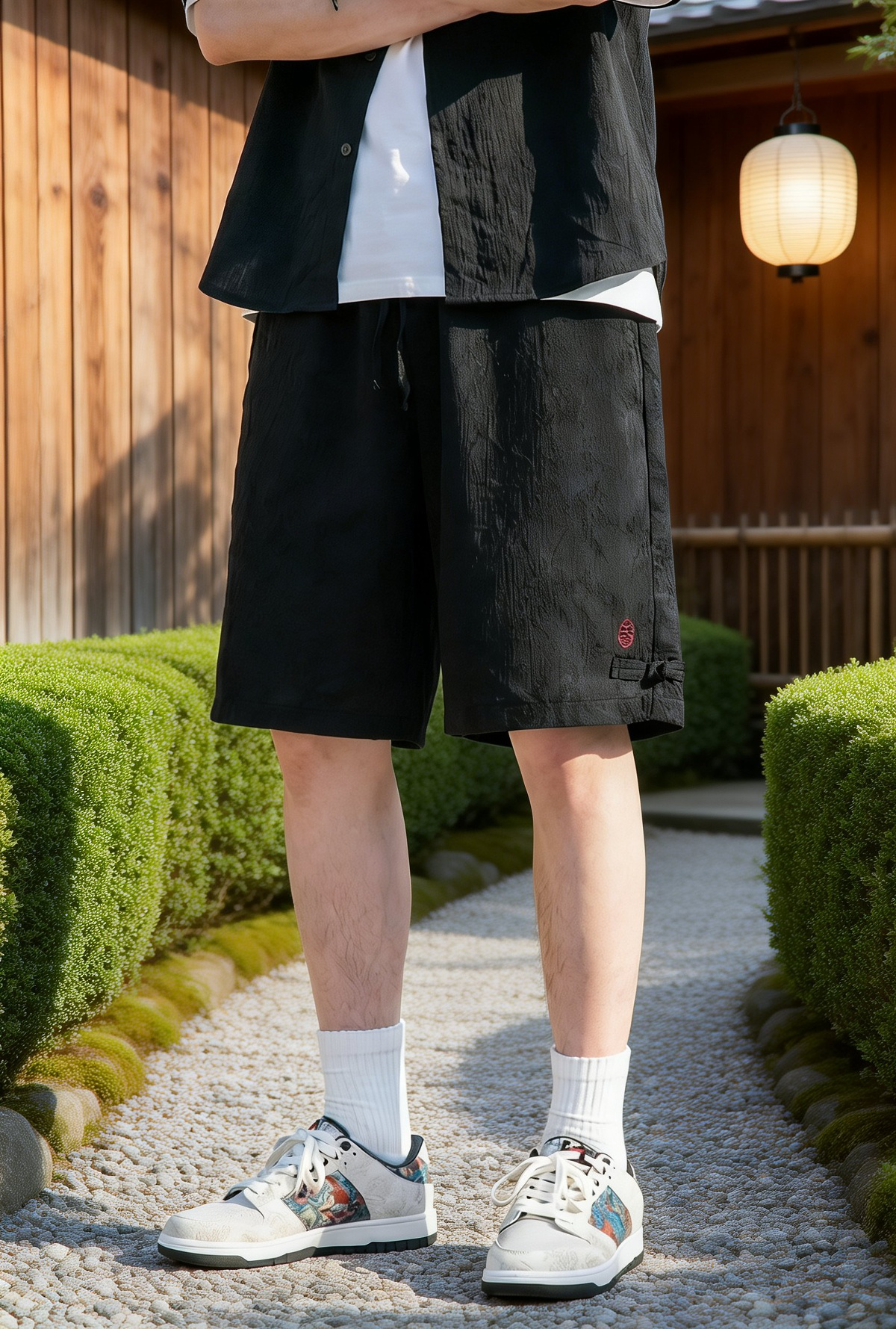 ゆったりシルエットの和風袴パンツ着用シーン