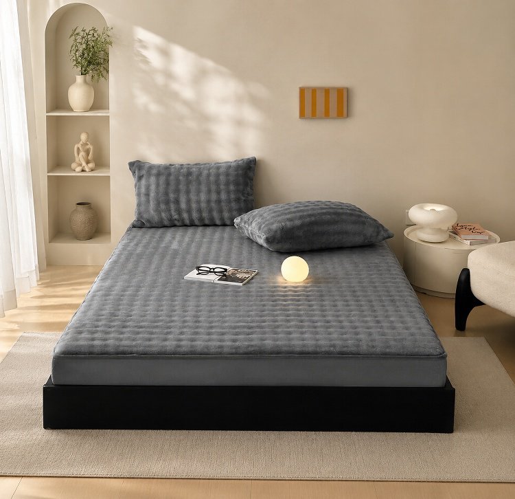 Luxuriöse Bettwäsche in modernem Schlafzimmer