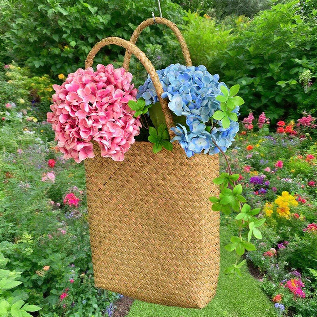 Cesta de mano tejida de algas marinas estilo nórdico