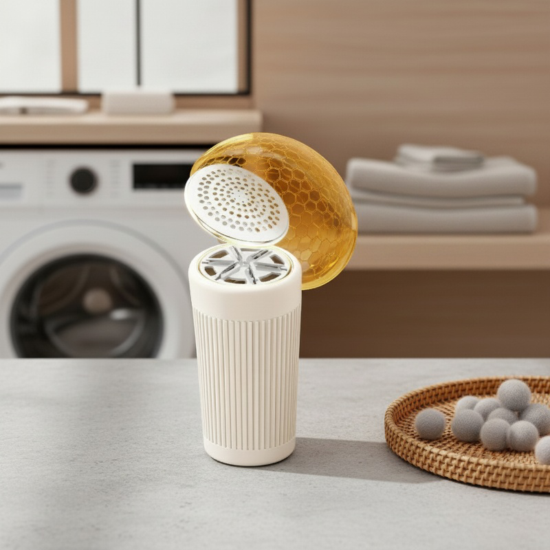 Easy-to-clean fabric fuzz remover with detachable lint collector